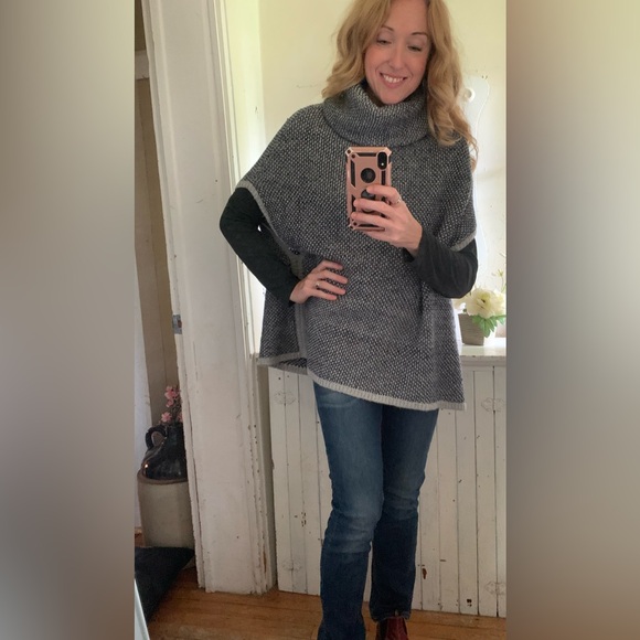 Women’s navy blue and silver knit Gap Turtle Neck Poncho size Medium - Picture 6 of 12